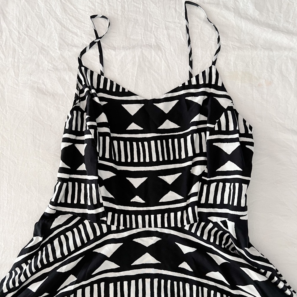 NWT BLACK AND WHITE GEOMETRIC PATTERNED SPAGHETTI STRAP DRESS